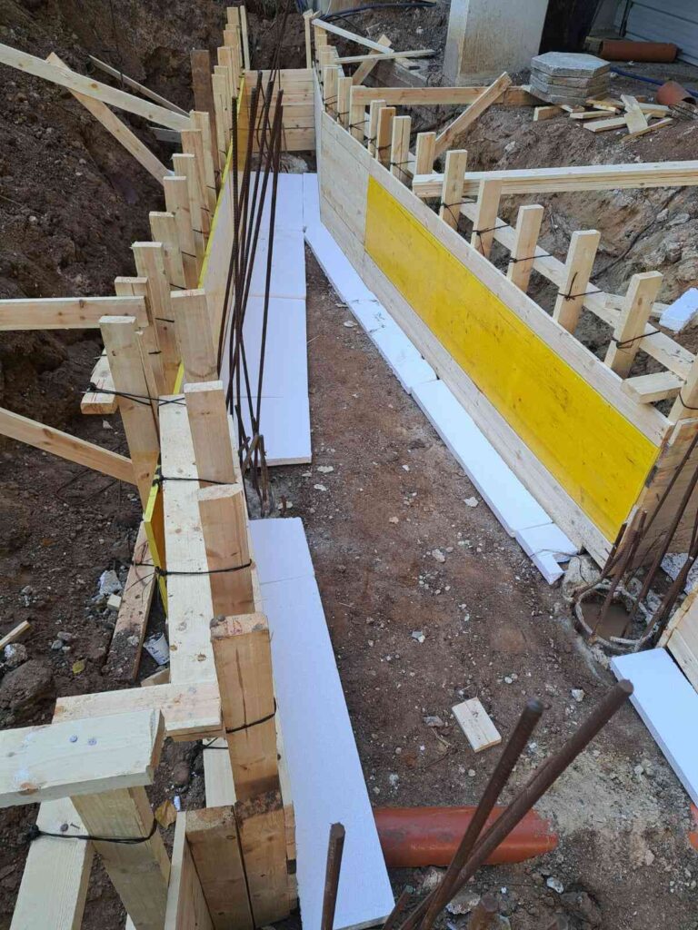 קיר בטון בשלבי יציקה – עבודות בטון של י.א.